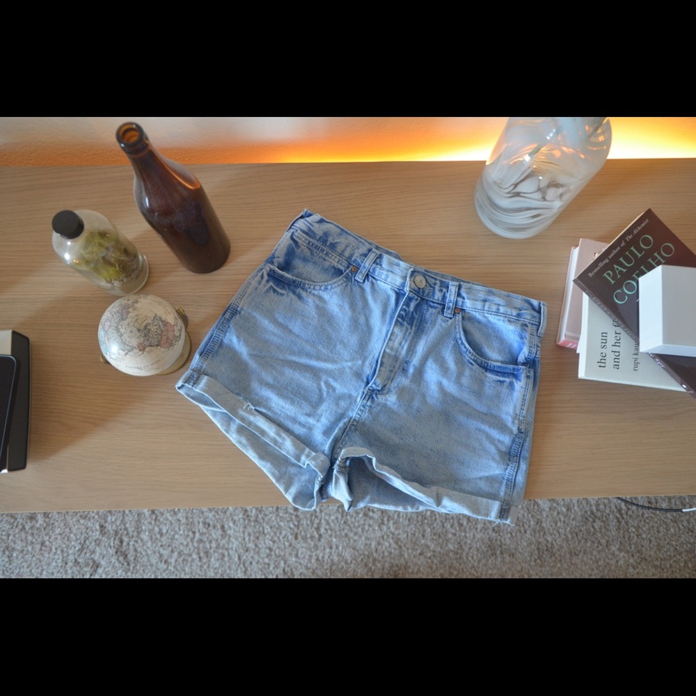 VINTAGE HIGH WAISTED DENIM SHORTS